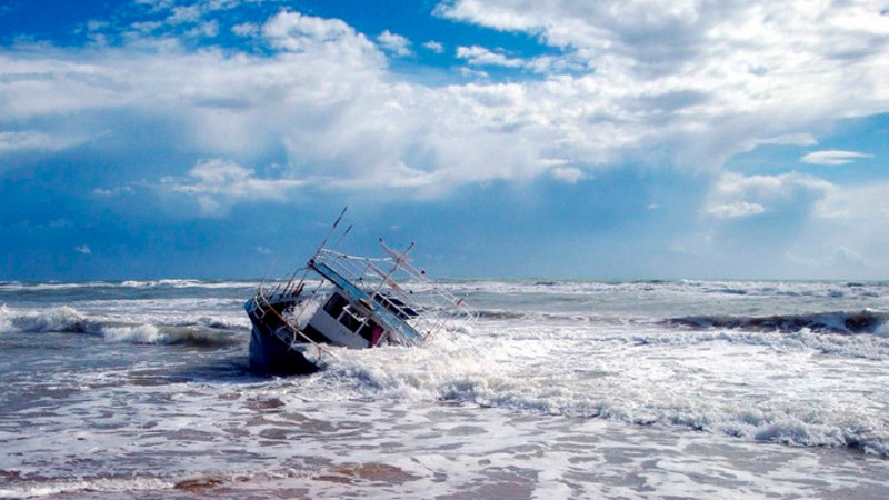 Más de cincuenta migrantes fallecen en desastre marítimo cerca de las costas libias.
