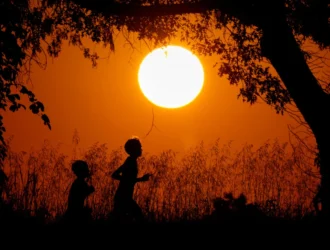 La esperanza de vida en EU alcanzó su máximo histórico en 2024