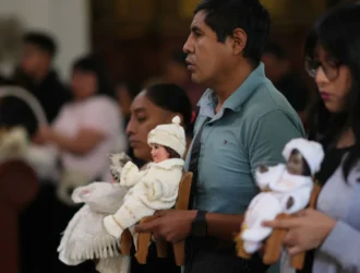 "Fiesta de Luz y Devoción: Cientos de Fieles Congregados en México para Celebrar la Solemne Candelaria"