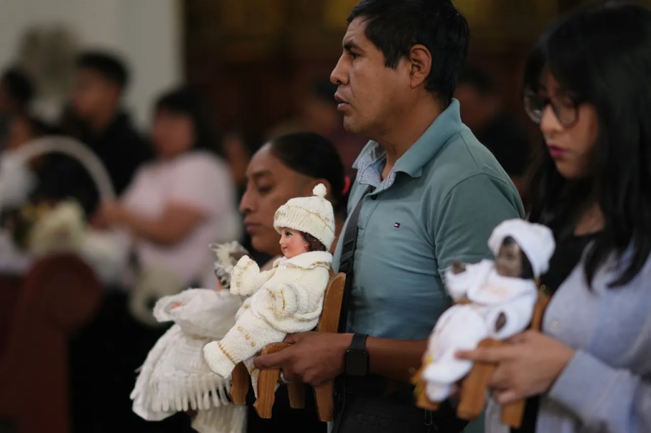 "Fiesta de Luz y Devoción: Cientos de Fieles Congregados en México para Celebrar la Solemne Candelaria"