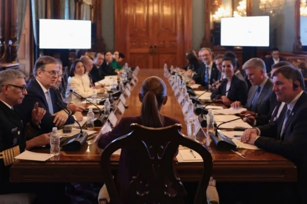 Recibe Sheinbaum a delegación canadiense en Palacio Nacional